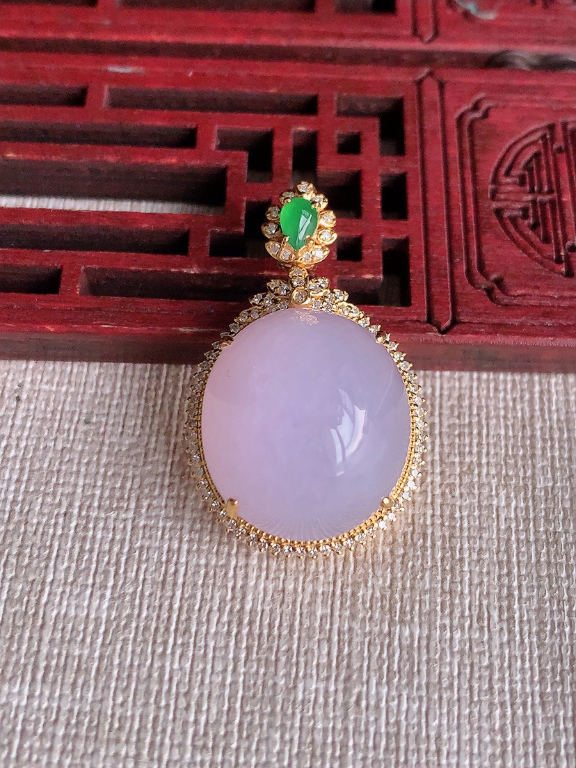 天然A货翡翠18K金伴钻镶嵌紫罗兰蛋面吊坠 
尺寸33.3-21-15.5裸石19.5-17.6mm