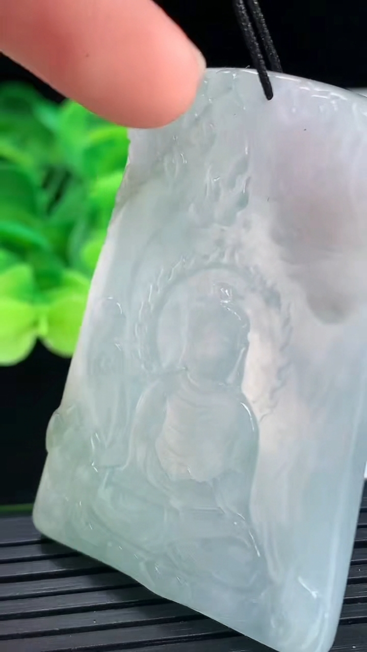 天然A货翡翠飘花阿弥陀佛吊坠尺寸57.1-38.6-5.3重量:29.07g
4月6日