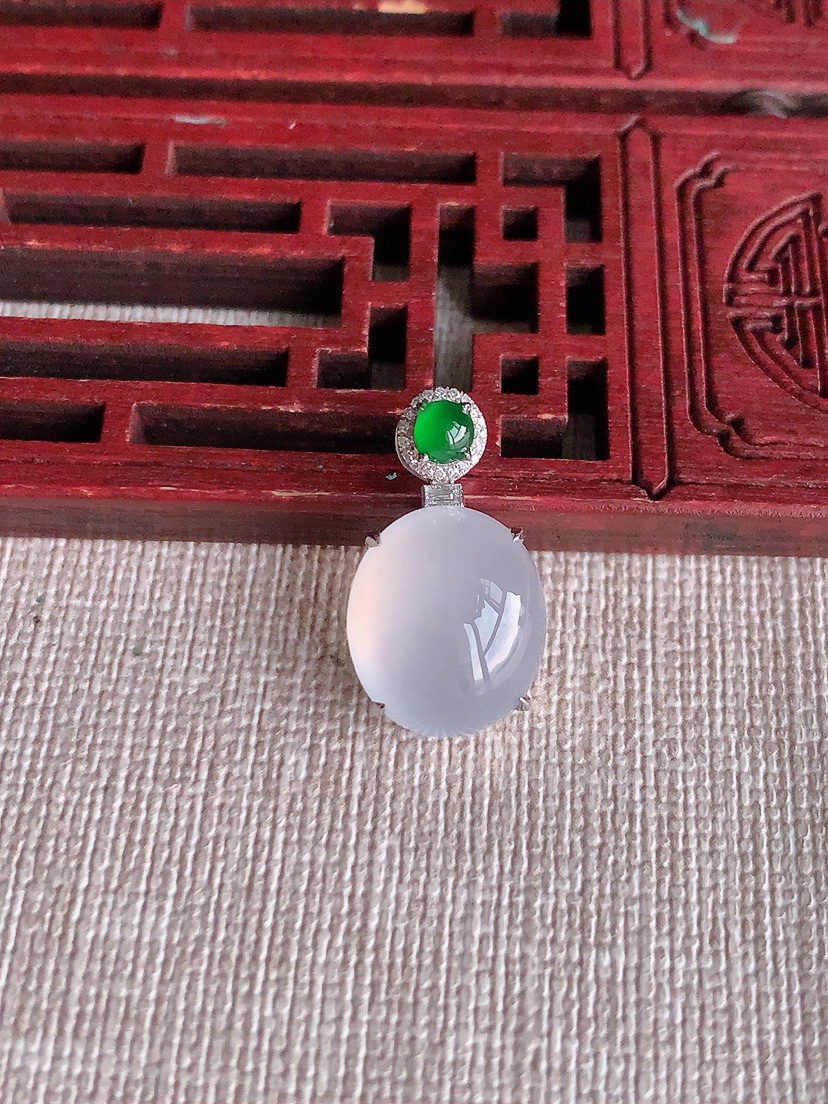 天然A货翡翠18K金伴钻镶嵌白冰白月光蛋面吊坠 
尺寸21.3-13.6-11.8-8.3mm 重量2.80g 0403