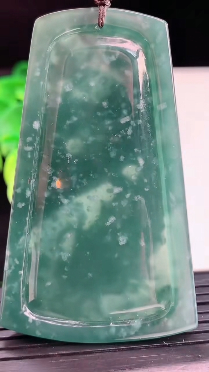 天然A货翡翠龙牌吊坠尺寸66.9-41.2-7.2重量:34.05g
4月6日