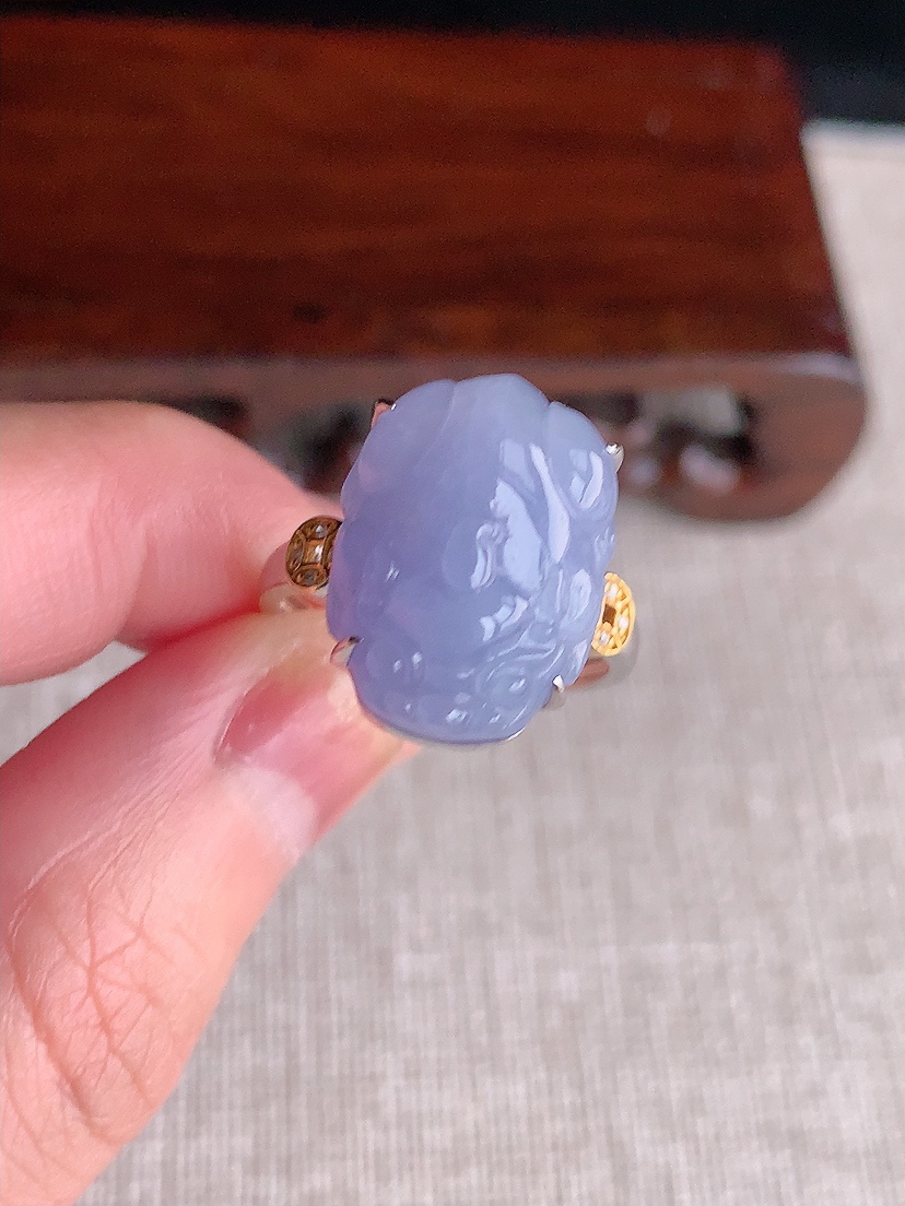 天然A货翡翠18K金镶嵌紫罗兰招财貔貅戒指 圈口17.7裸石
尺寸17.5-13mm 重量6.26g