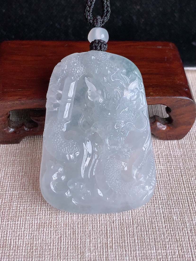 天然A货翡翠白冰白月光龙牌吊坠 
尺寸60.6-41.8-12.2mm 重量54.42g 0403