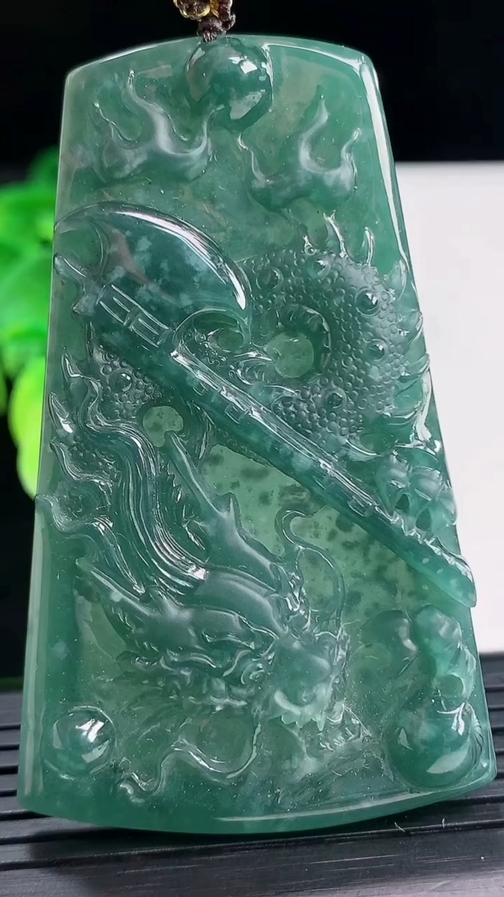 天然A货翡翠龙牌吊坠尺寸66.9-41.2-7.2重量:34.05g
4月6日