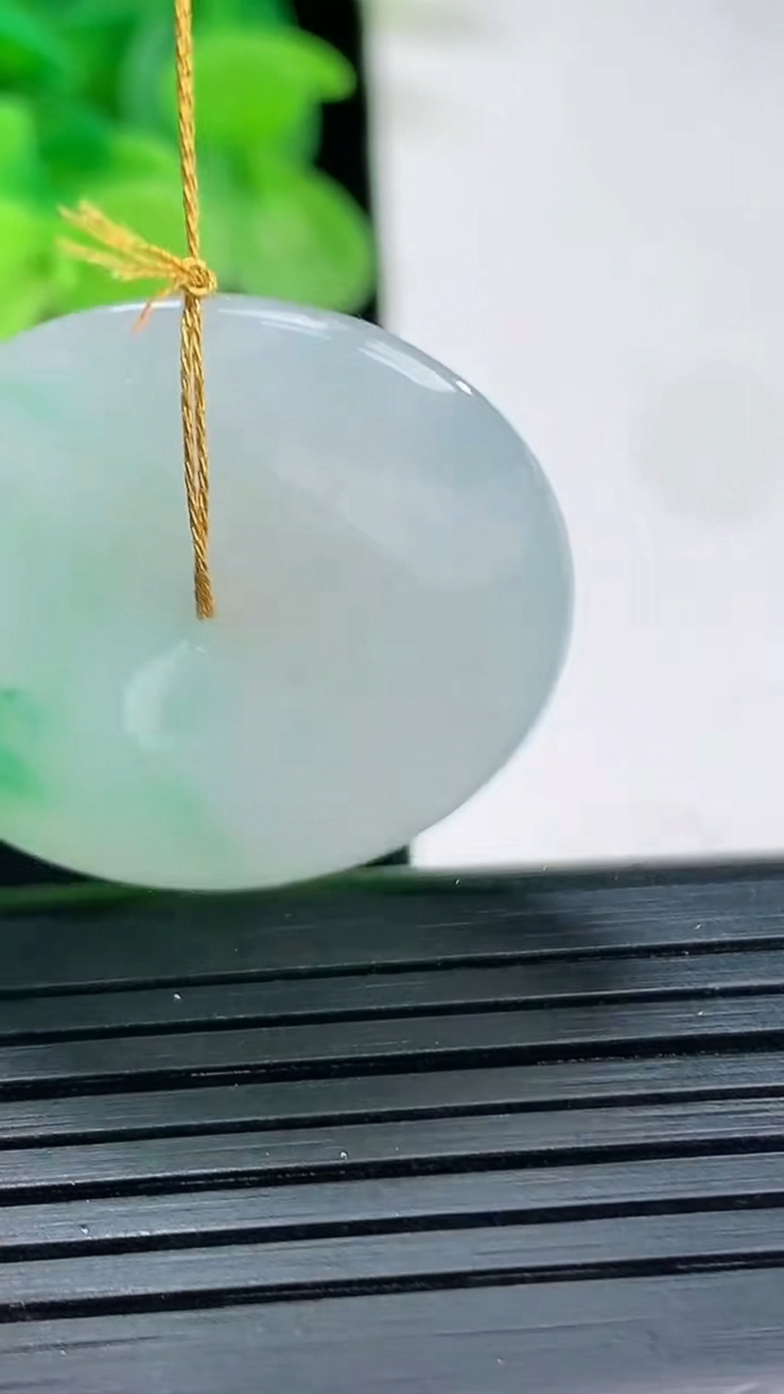 天然A货翡翠平安扣吊坠尺寸28.9-5.5重量:10.37g
4月6日