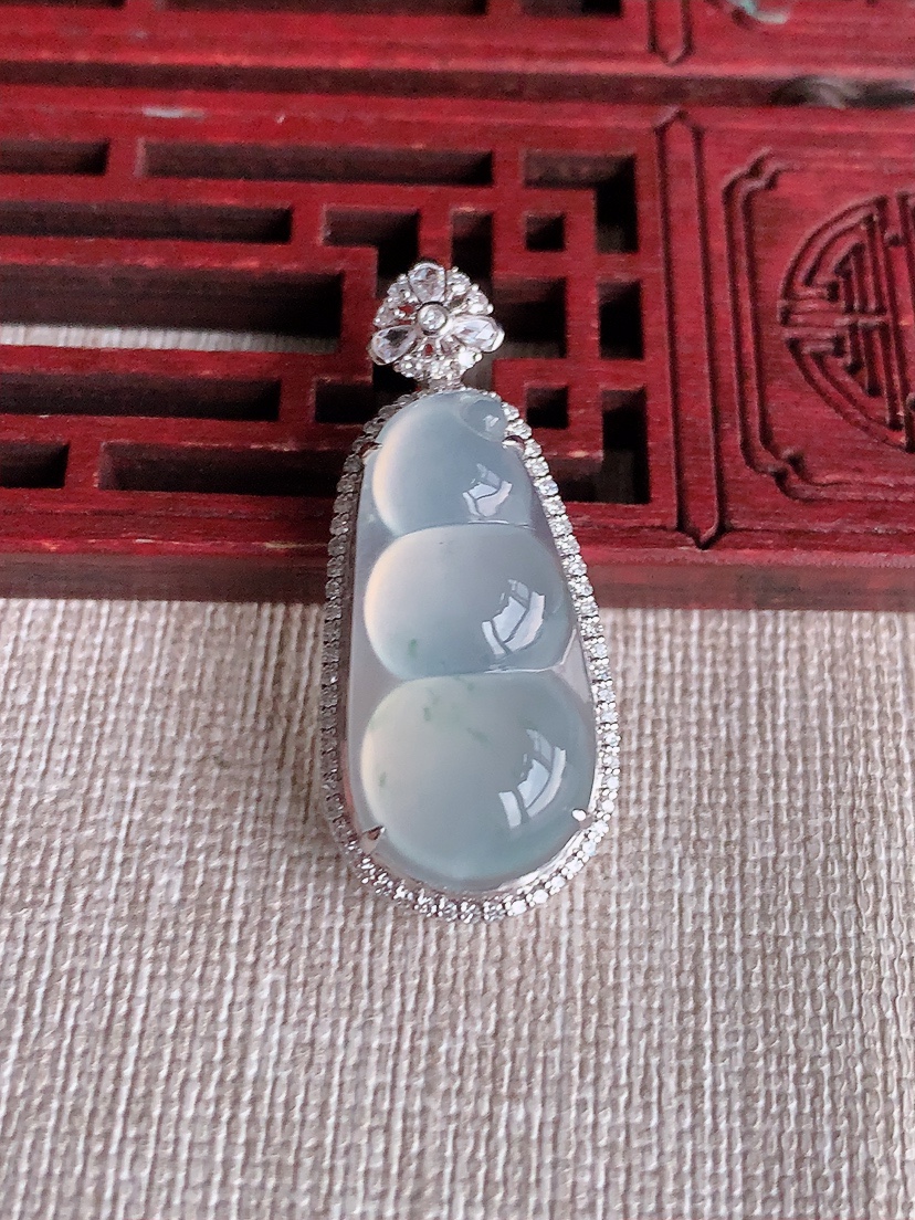 天然A货翡翠18K金伴钻镶嵌飘花四季豆福豆平安豆吊坠 
尺寸35.5-15.5-10.8裸石25.5-12.5mm 重量5.00g 0403