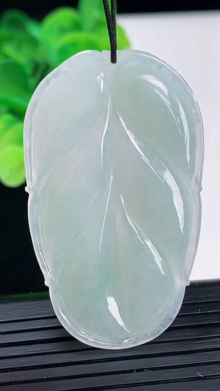 天然A货翡翠金枝玉叶 叶子吊坠尺寸50.9-30.5-6.2重量:17.56g
4月6日