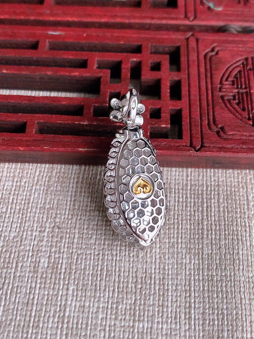 天然A货翡翠18K金伴钻镶嵌满绿四季豆福豆平安豆吊坠 
尺寸32-12.3-9.5裸石18-8mm 