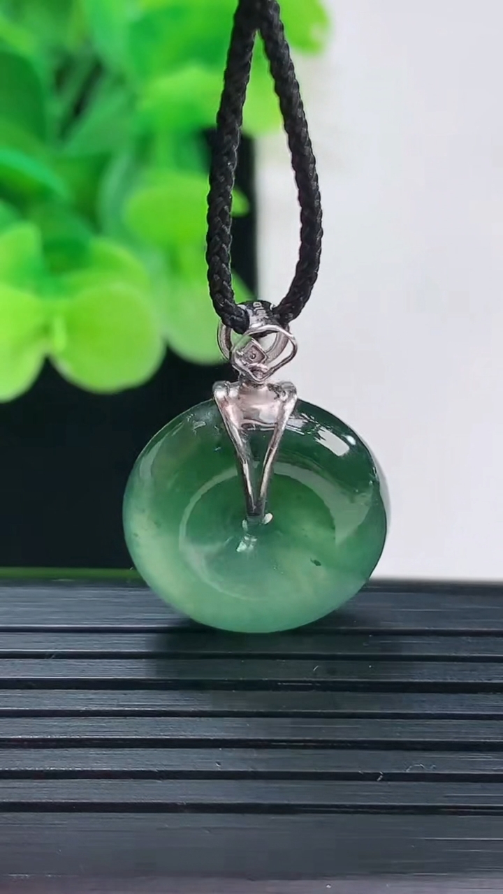 天然A货翡翠平安扣吊坠尺寸18.3-5.6重量:4.63g
4月6日