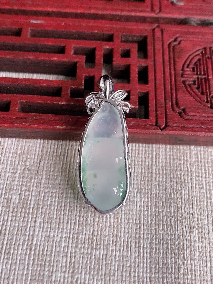 天然A货翡翠18K金伴钻镶嵌飘花四季豆福豆平安豆吊坠  
尺寸31.2-25.2-11.8-7.3m