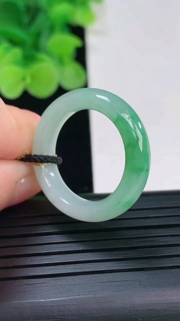 天然A货翡翠指环戒指尺寸19.2-6-3.8重量:5.06g2026年4月6日
工厂直销收藏佳品,种