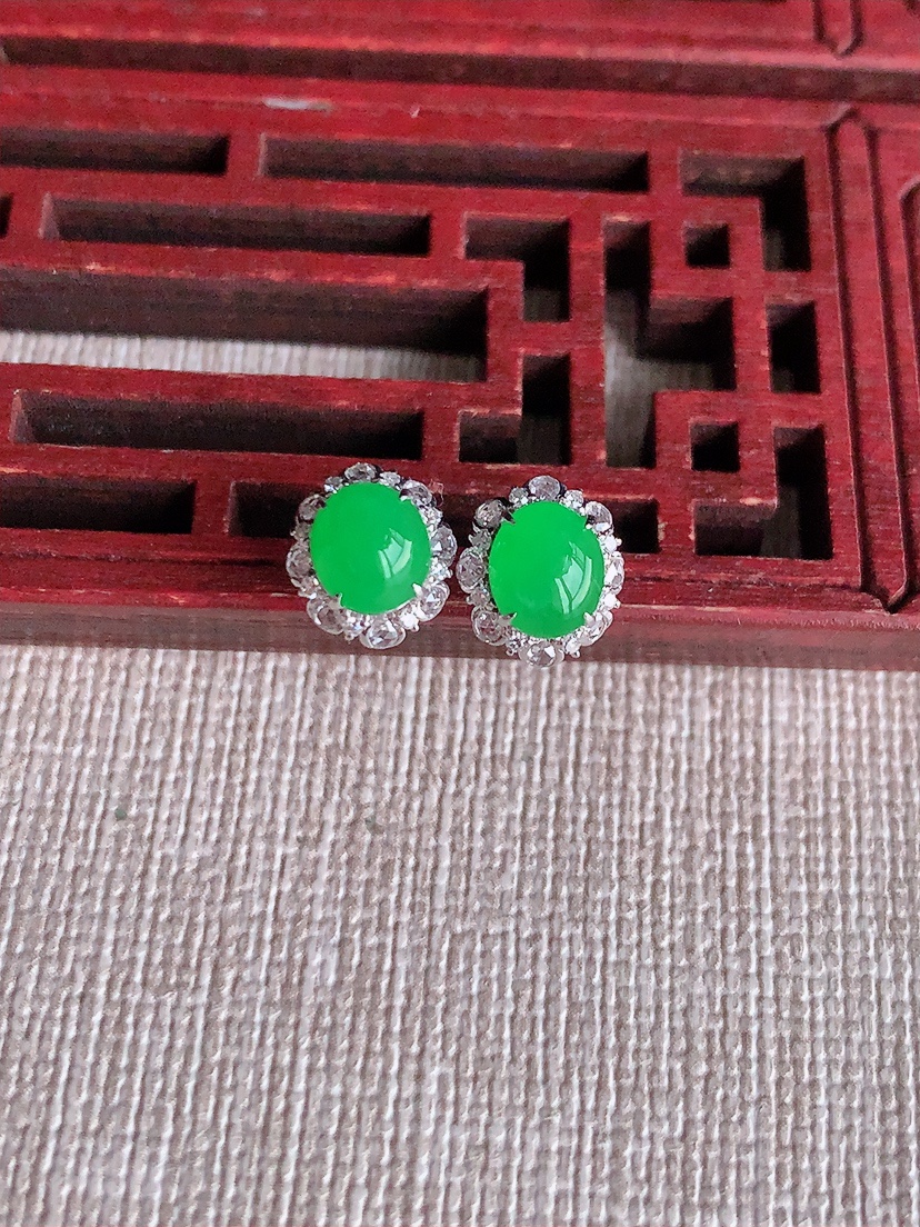 天然A货翡翠18K金伴钻镶嵌阳绿蛋面耳钉 
尺寸6-5.3mm 重量1.58g 0403