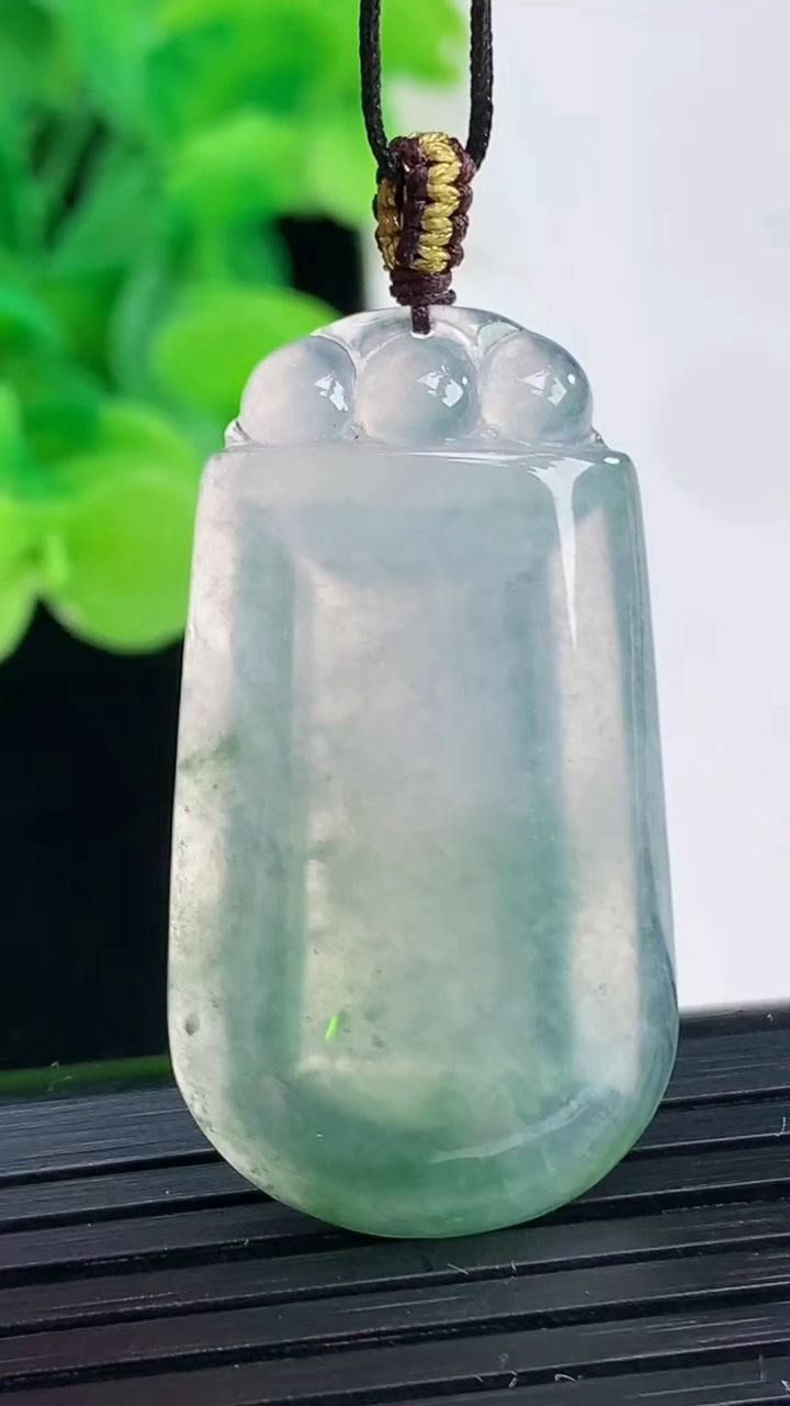 天然A货翡翠飘花无事牌吊坠尺寸37.3-20.1-4.4重量:6.90g
4月6日