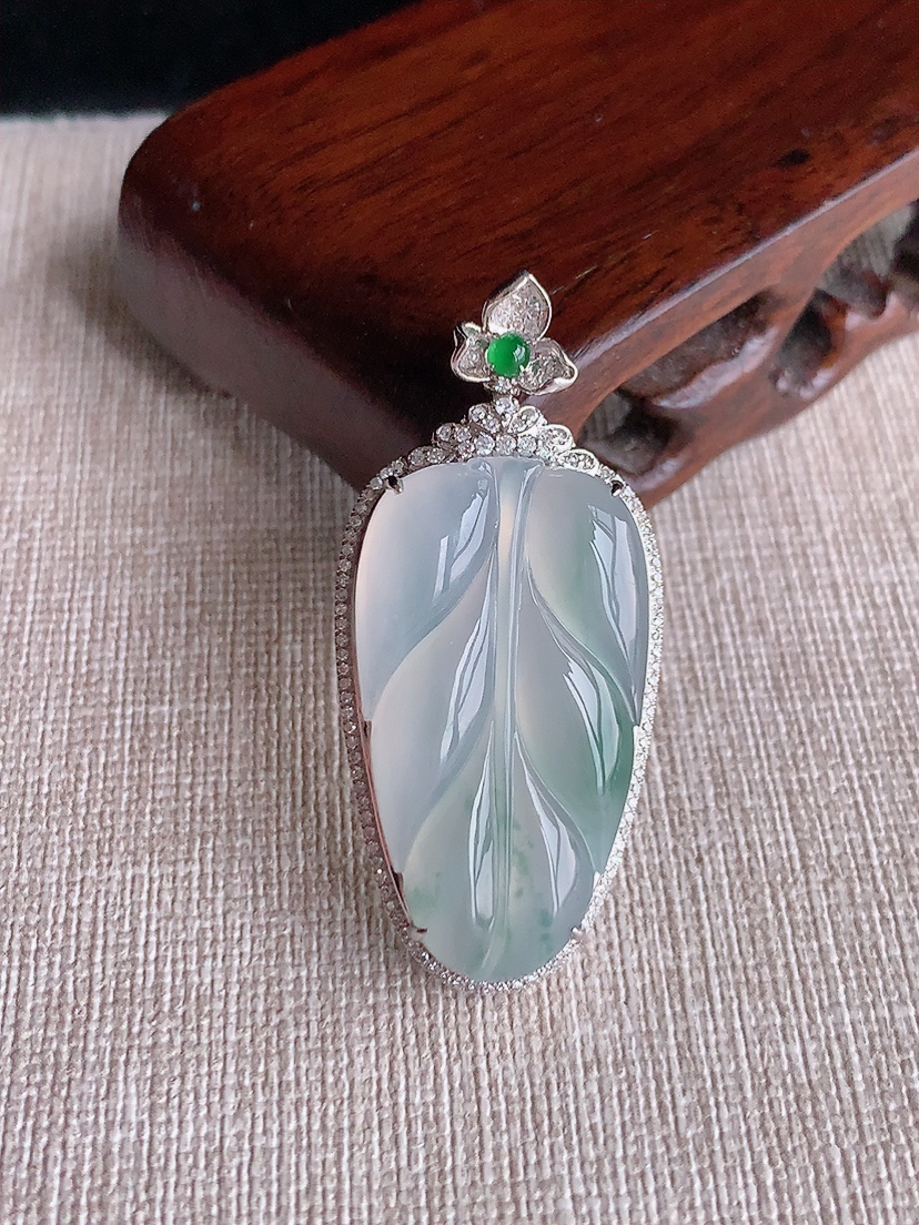 天然A货翡翠18K金伴钻镶嵌飘花叶子金枝玉叶吊坠 
尺寸44.8-20.4-9.2裸石31.8-17.7mm 重量8.15g 0403