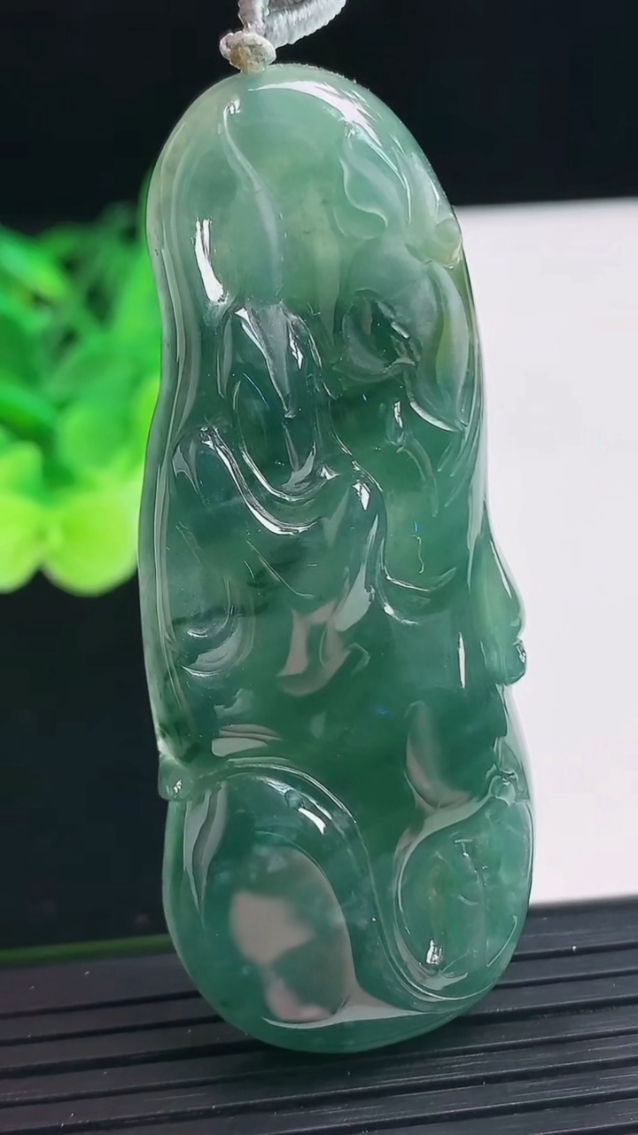 天然A货翡翠蓝水无相观音吊坠尺寸65.2-26.2-7.3重:27.25g 555
4月6日