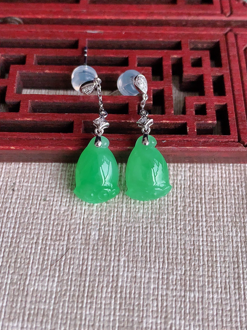 天然A货翡翠18K金扣头满绿莲蓬耳坠吊 
尺寸13.3-10-5.5mm 重量3.35g 0403