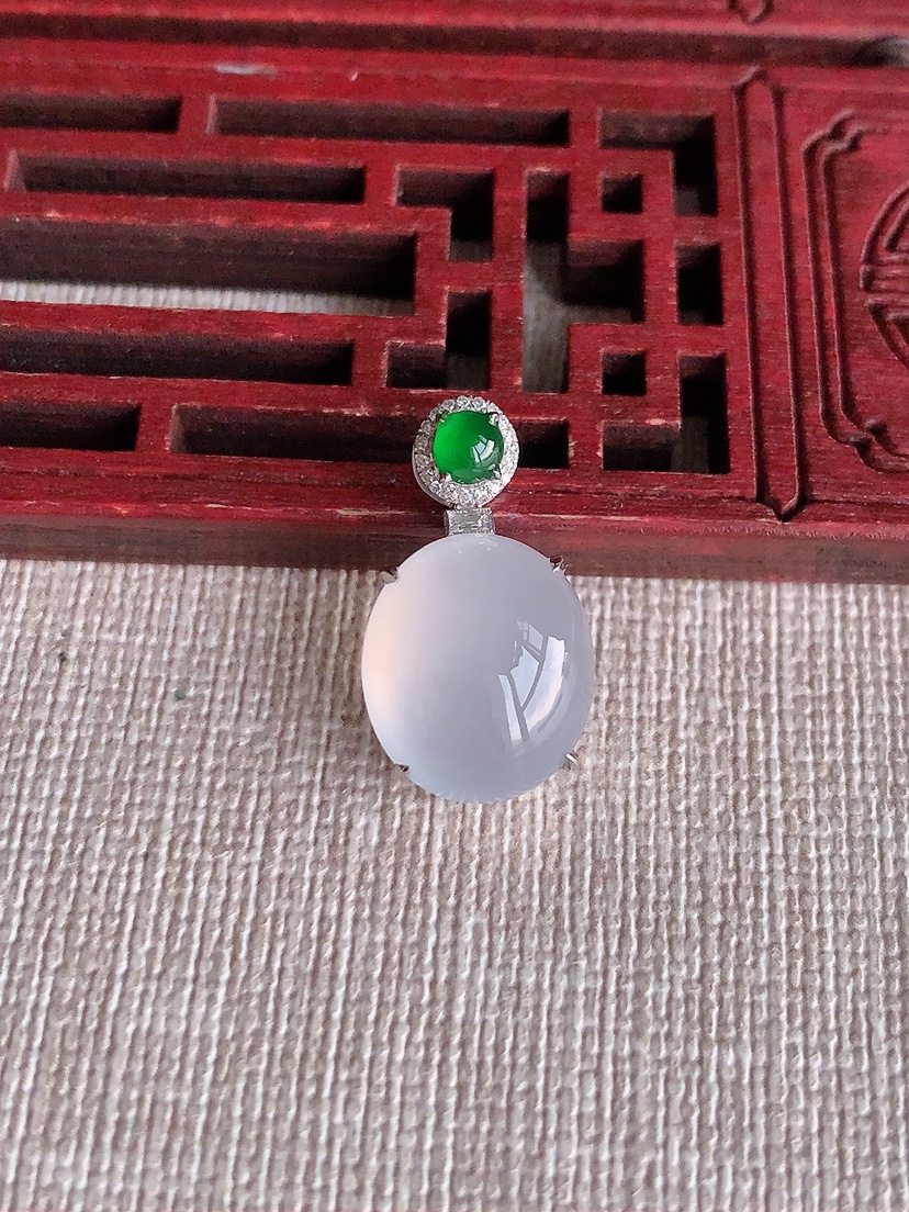 天然A货翡翠18K金伴钻镶嵌白冰白月光蛋面吊坠 
尺寸21.3-13.6-11.8-8.3mm 重量