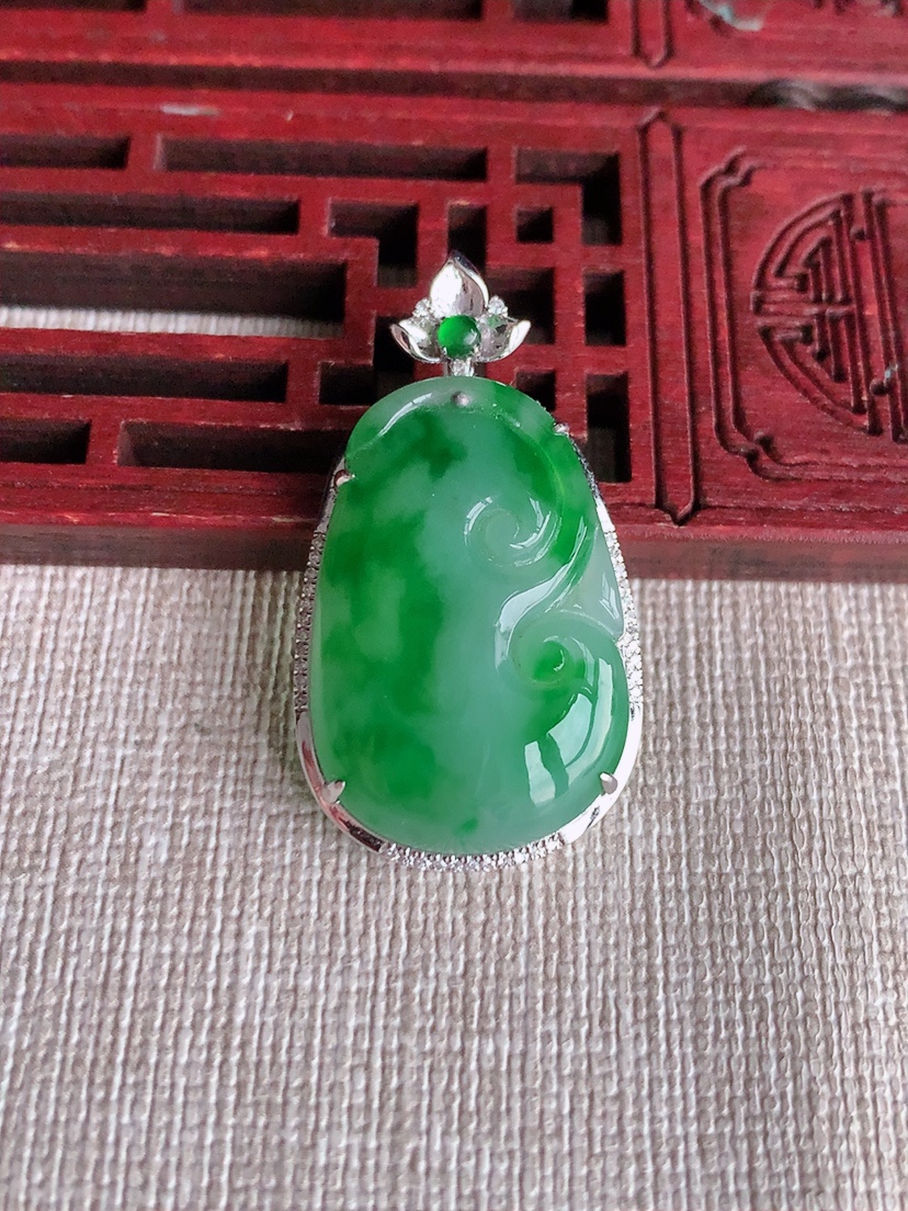 天然A货翡翠18K金伴钻镶嵌飘阳绿如意吊坠 
尺寸35.6-19.6-7.8裸石26.6-17.6m