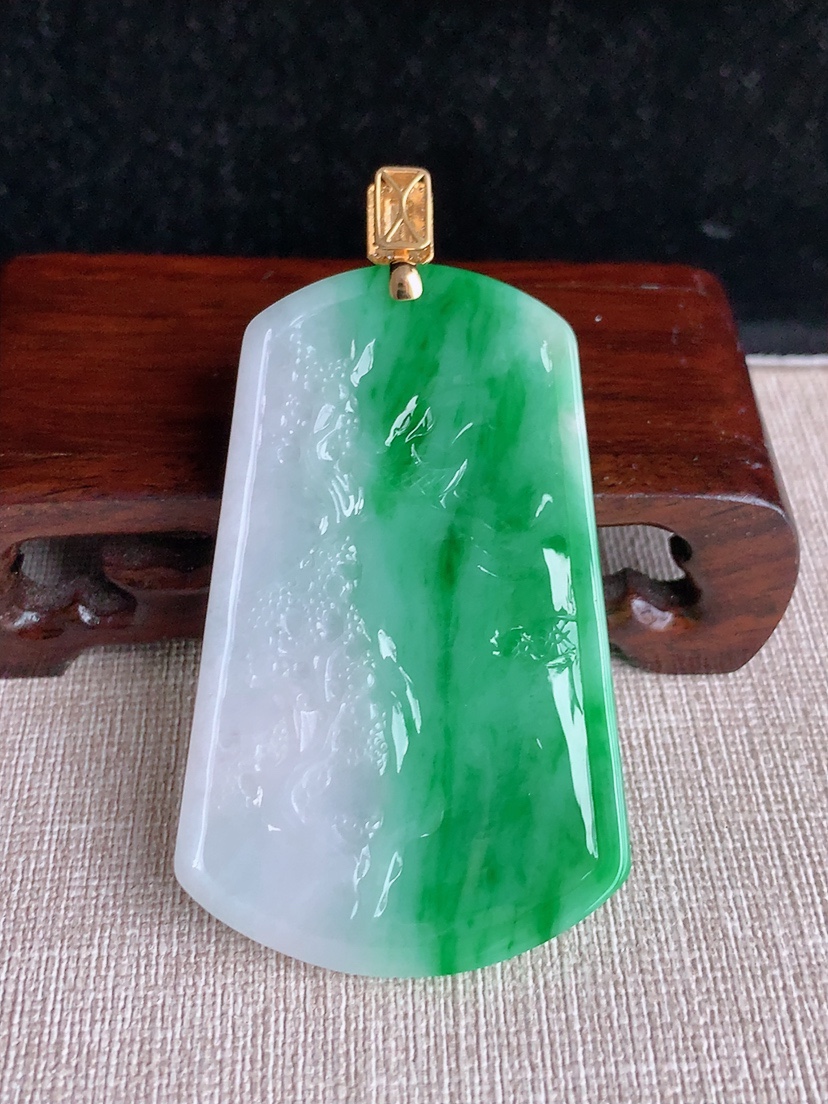 天然A货翡翠18K金伴钻镶嵌白底青飘绿意境山水牌吊坠 
尺寸71-61.8-38.8-5.6mm 重