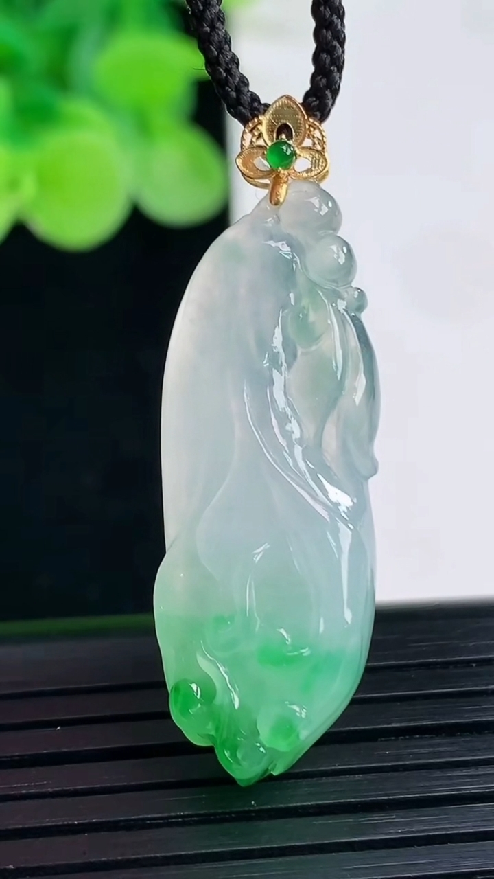 天然A货翡翠玉兰花吊坠尺寸40.2-11.6-7.5重量:4.93g
4月7日