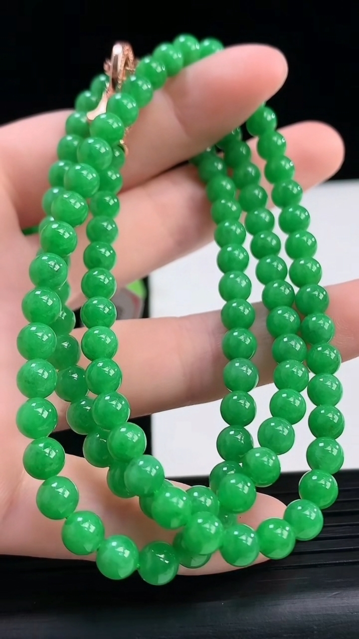 天然A货翡翠圆珠项链尺寸5.3-108颗重量:33.03g
4月7日
