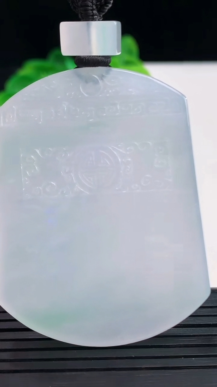 天然A货翡翠仿古无事牌吊坠尺寸55-42.6-5.2重量:41.38g
4月7日