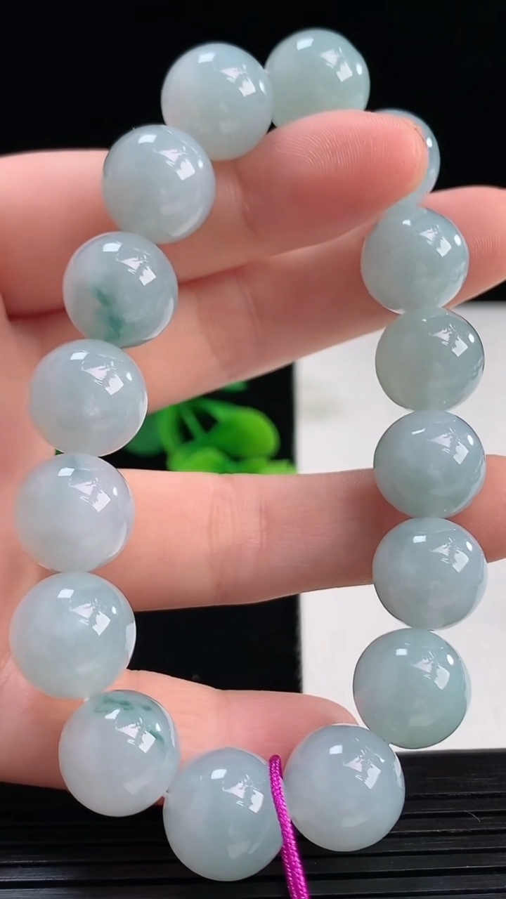 天然A货翡翠飘花圆珠手串尺寸12.3-16颗重量:52.06g4月7日
工厂直销收藏佳品,种好水足，色泽均匀，有种有色，上手高大气！