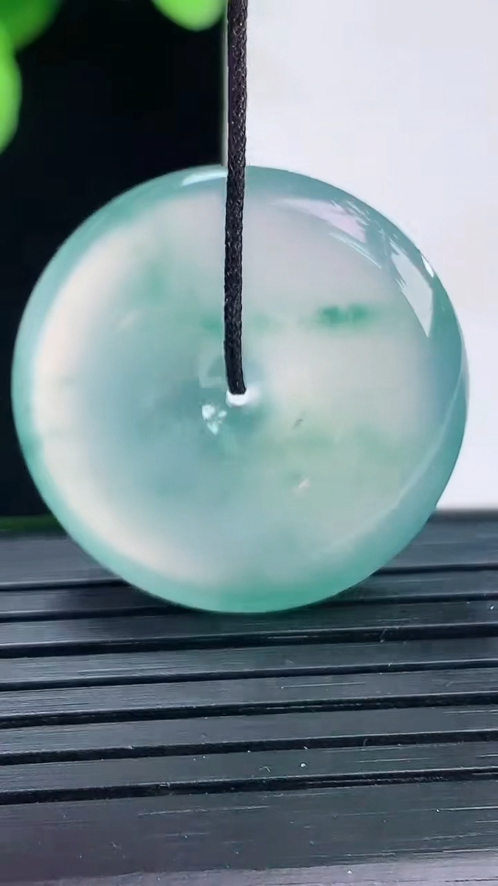 天然A货翡翠种飘花平安扣吊坠尺寸25.7-4.8重量:7.07g
4月7日