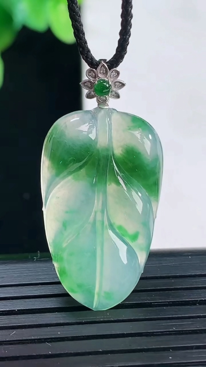 天然A货翡翠金枝玉叶 叶子吊坠尺寸29.2-17.5-3.9重量:4.12g
4月7日