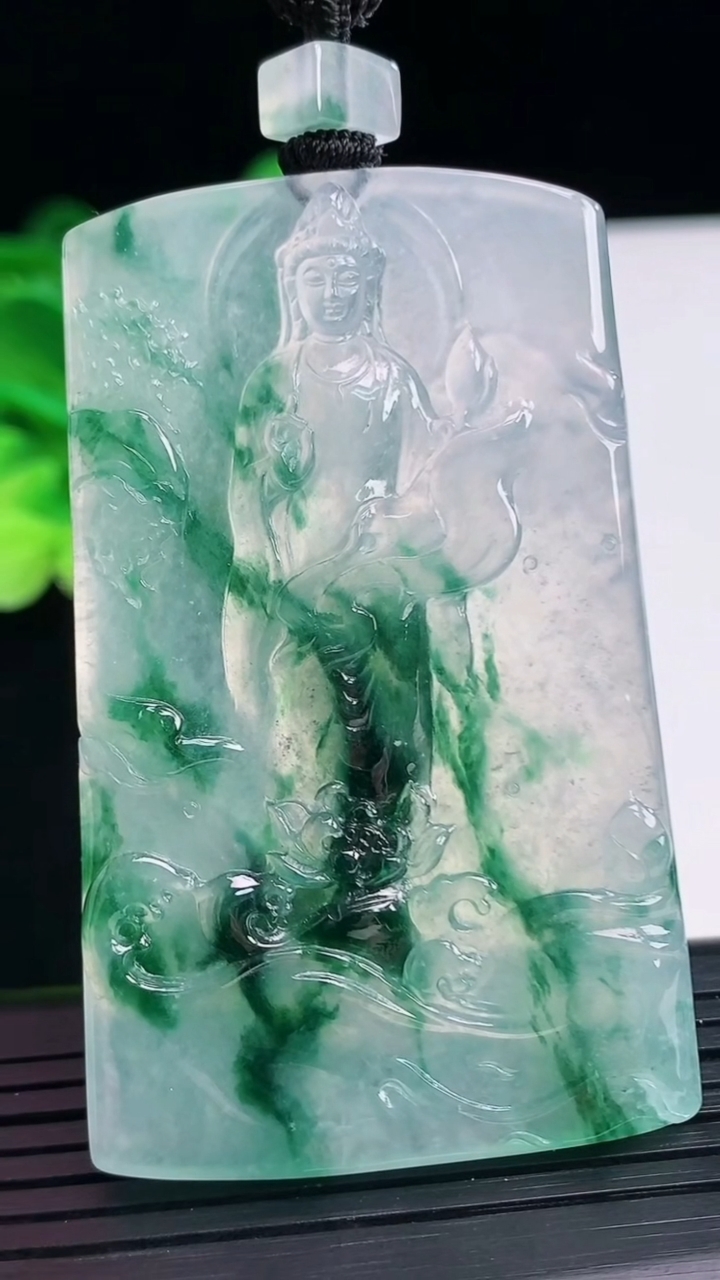 天然A货翡翠种飘花观音菩萨吊坠尺寸61.6-38.9-5.7重量:40.68g
4月7日