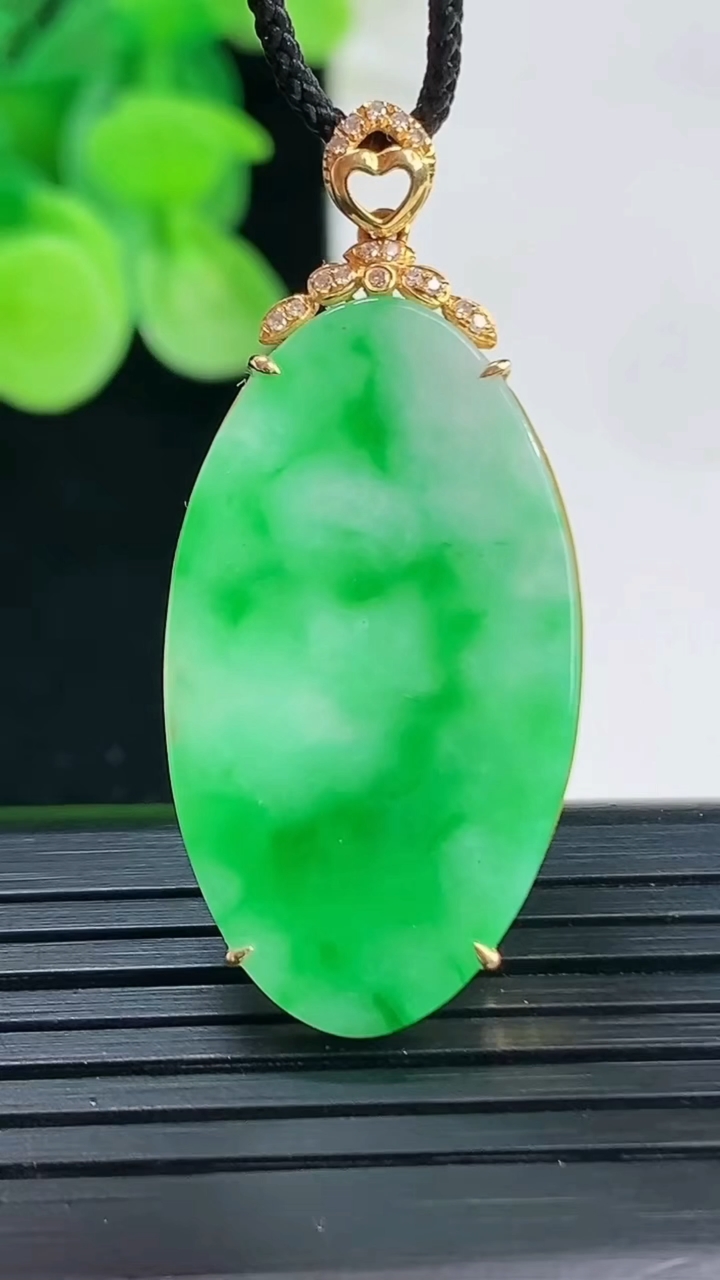 天然A货翡翠无事牌吊坠尺寸39.8-17.8-3.7重量:3.56g
4月7日