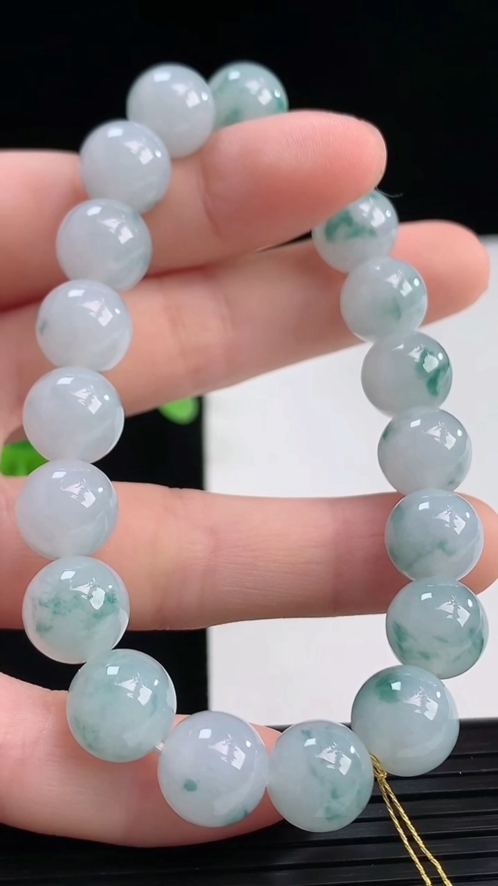 天然A货翡翠飘花圆珠手串尺寸10-19颗重量:34.15g4月7日
工厂直销收藏佳品,种好水足，色泽