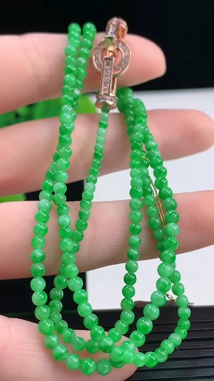 天然A货翡翠小米珠项链尺寸2.6-209颗重量:9.75g4月7日
工厂直销收藏佳品,种好水足，色泽均匀，有种有色，上手高大气！