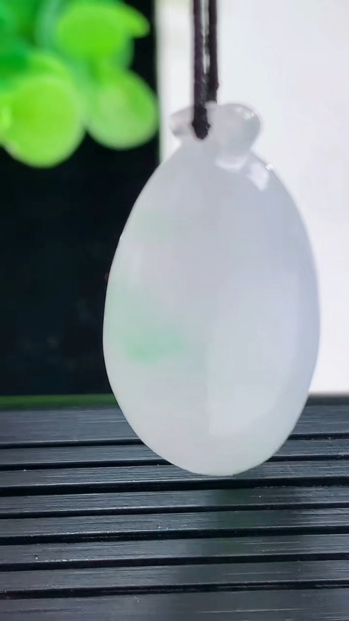 天然A货翡翠福瓜吊坠尺寸33.2-15.2-13.5重量:9.07g
4月7日