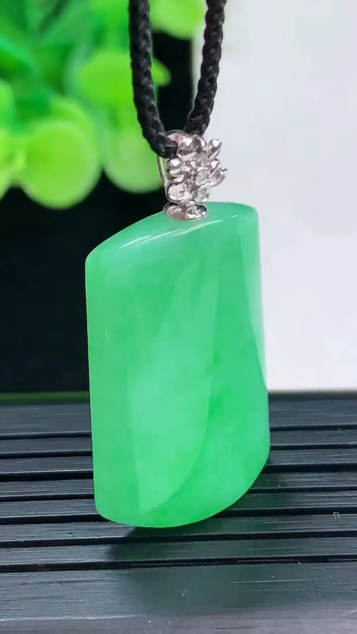 天然A货翡翠无事牌吊坠尺寸27-17.2-4.9重量:6.30g
4月7日