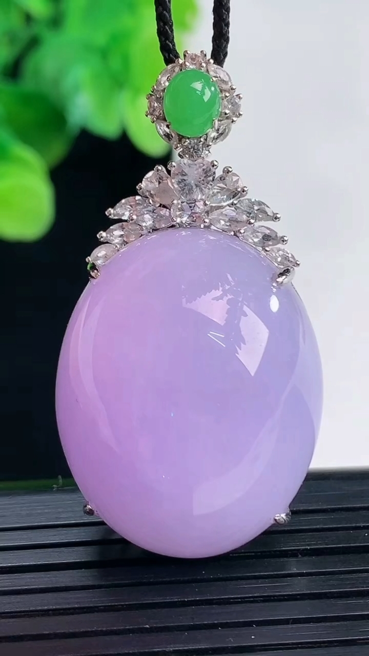 天然A货翡翠18K金紫罗兰蛋面吊坠尺寸46.4-29.9-24.9-15.7重量:23.60g
4月