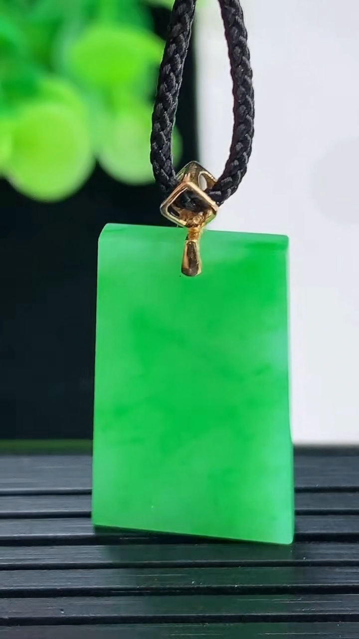 天然A货翡翠无事牌吊坠尺寸25.2-15.8-3.3重量:4.39g
4月7日