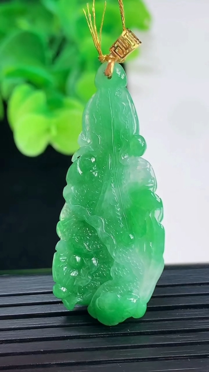 天然A货翡翠白菜吊坠尺寸43.6-18.2-7.1重量:6.32g
4月7日