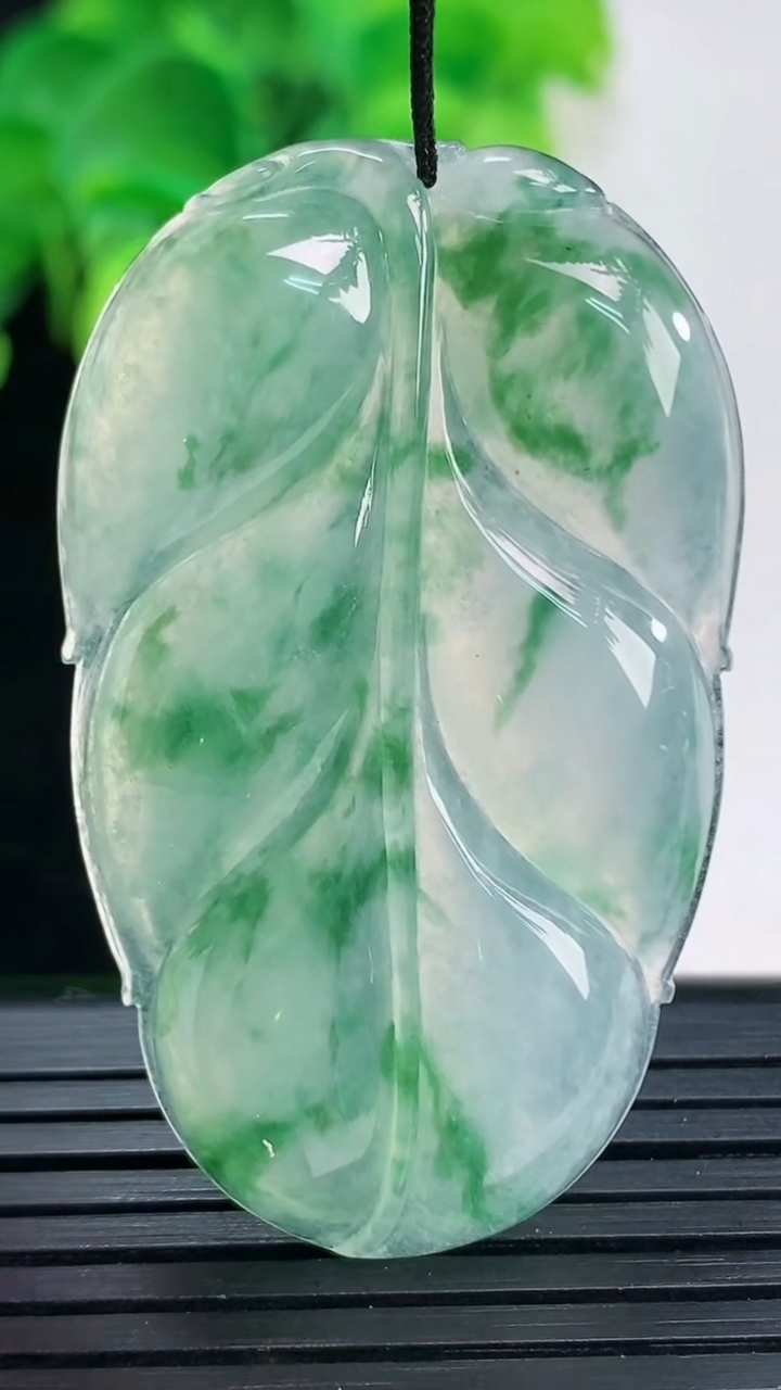 天然A货翡翠种飘花金枝玉叶 叶子吊坠尺寸48.1-28.4-5.2重量:14.30g
4月7日