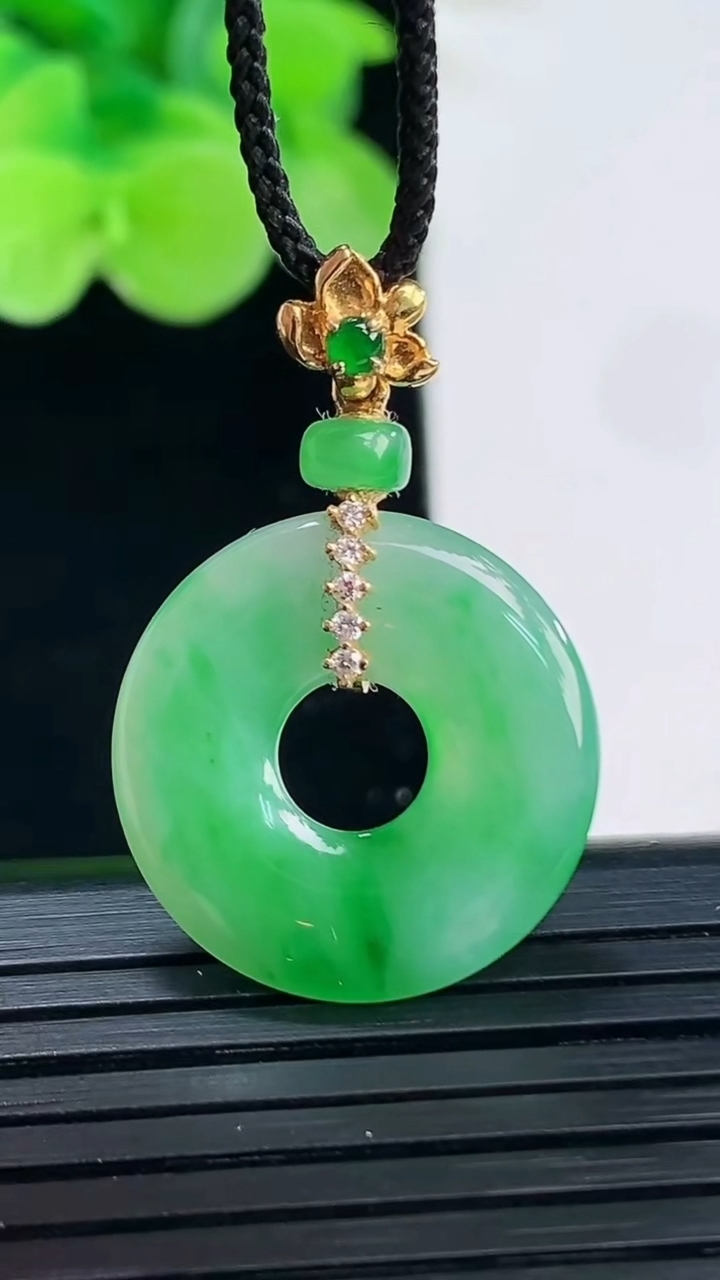 天然A货翡翠平安环吊坠尺寸19.8-2.7重量:2.83g
4月7日