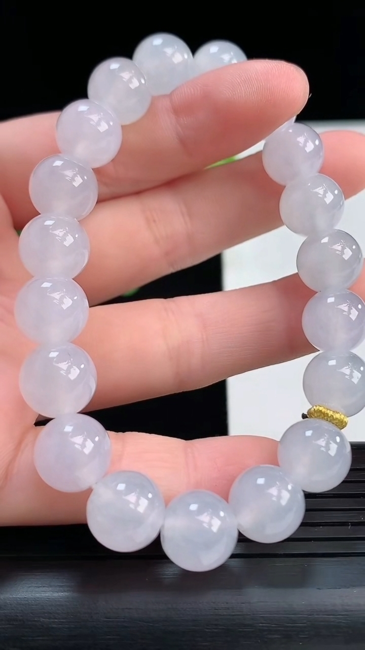 天然A货翡翠圆珠手串尺寸9.9-19颗重量:33.43g4月7日
工厂直销收藏佳品,种好水足，色泽均匀，有种有色，上手高大气！