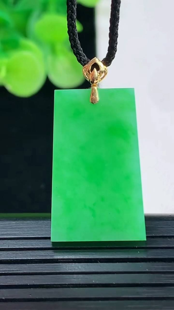 天然A货翡翠无事牌吊坠尺寸25.2-15.8-3.3重量:4.39g
4月7日