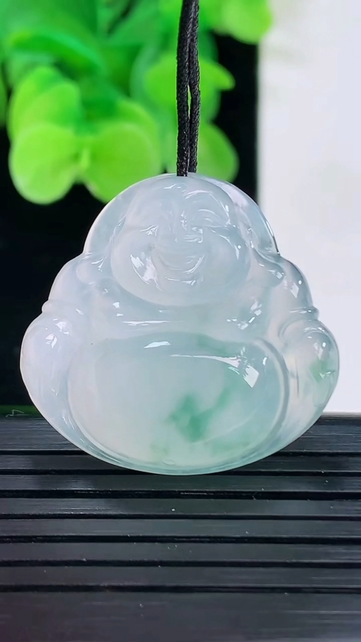 天然A货翡翠冰种飘花佛公吊坠尺寸27.6-29-5.5重量:6.74g
4月7日