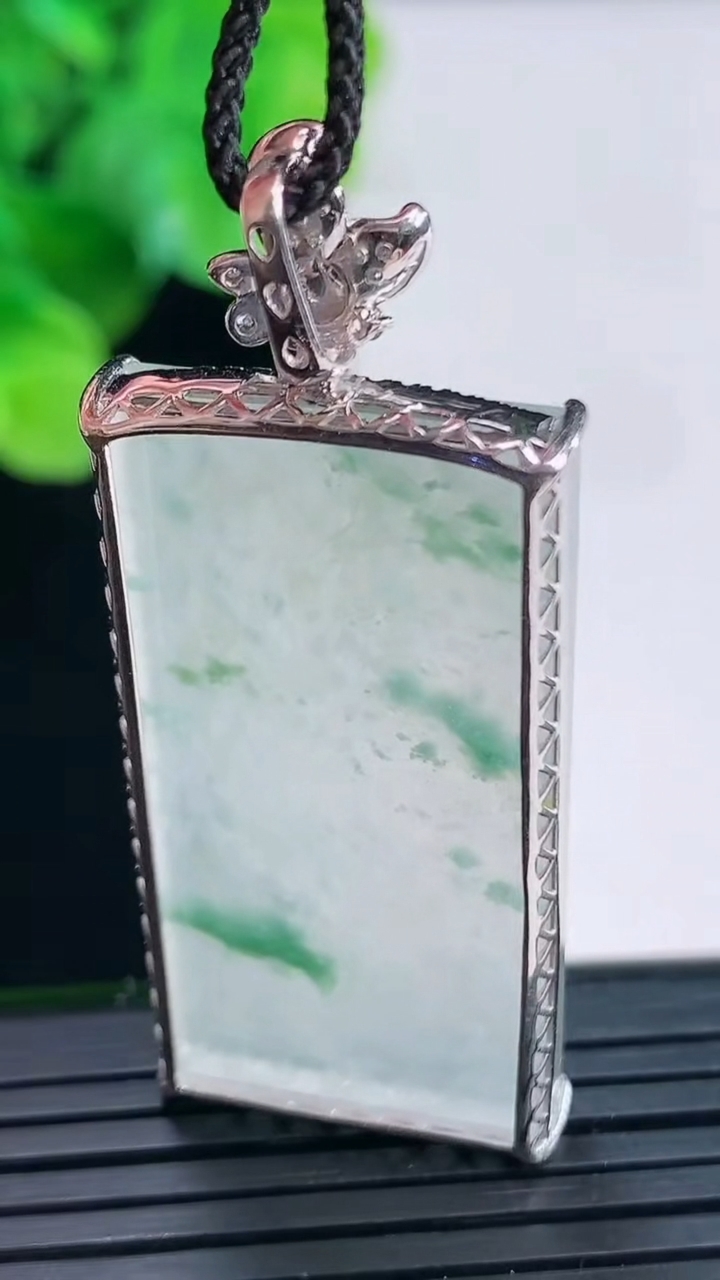 天然A货翡翠种飘花无事牌吊坠尺寸49.2-19.6-5.8重量:12.09g
4月7日