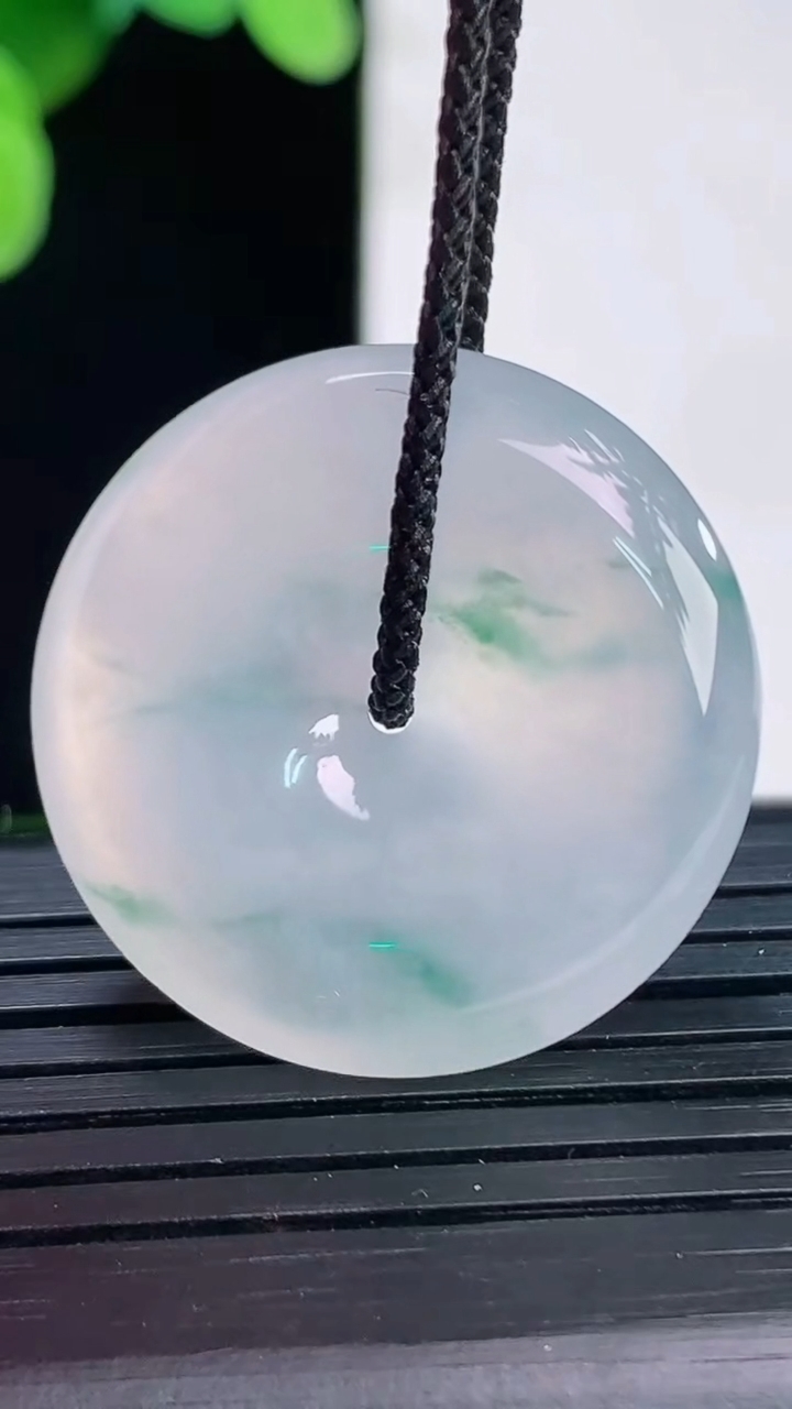 天然A货翡翠种飘花平安扣吊坠尺寸27-5.5重量:8.65g
4月7日