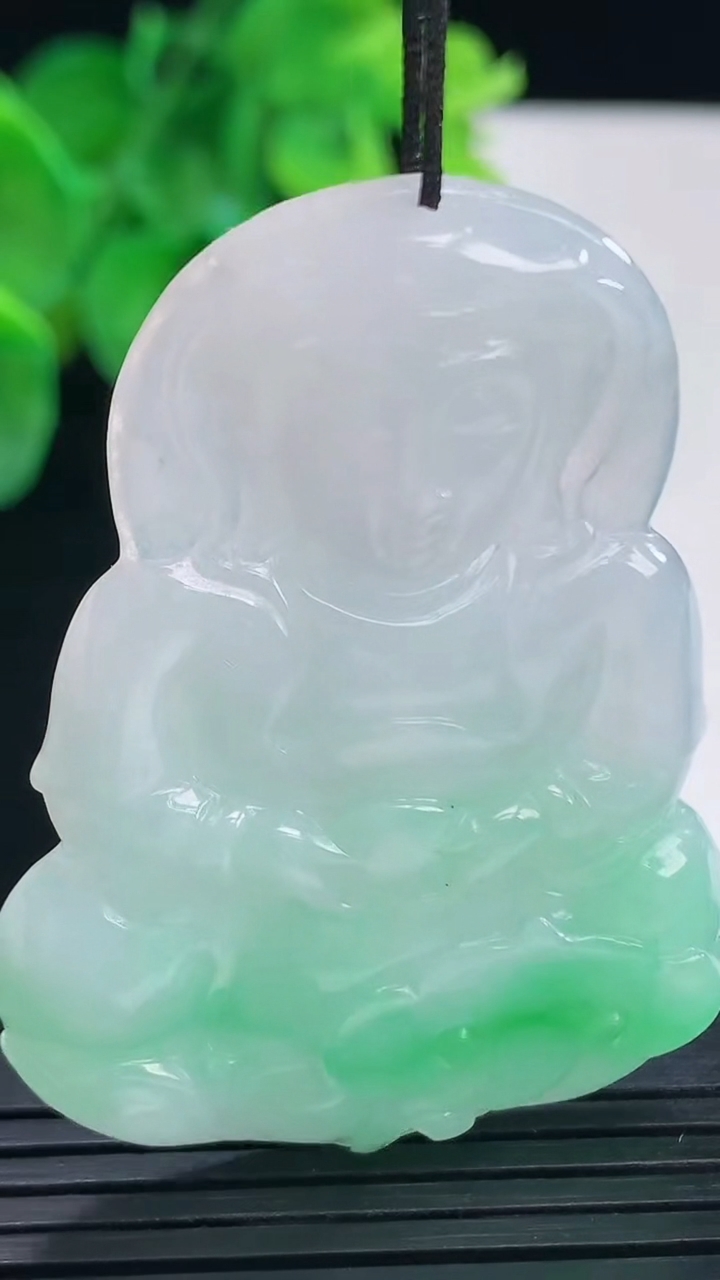 天然A货翡翠观音菩萨吊坠尺寸52-38-5.4重量:18.74g
4月7日