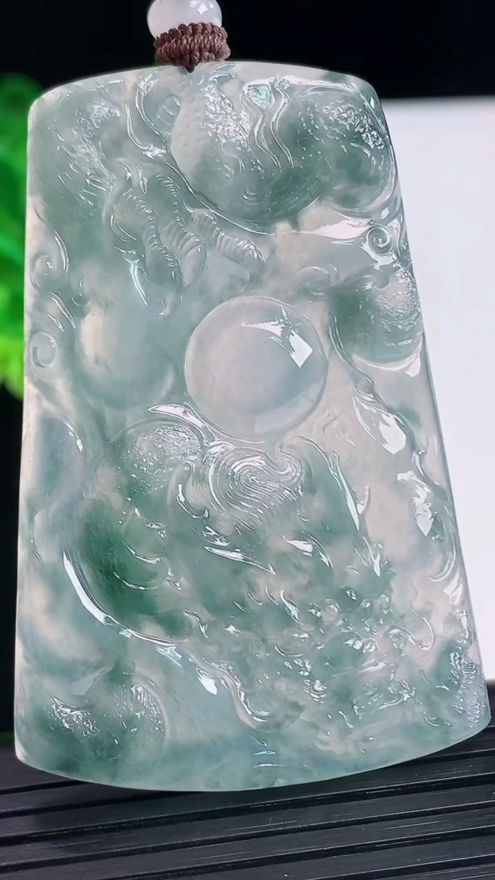 天然A货翡翠种飘花龙牌吊坠尺寸59.9-39.3-4.8重量:33.82g
4月7日