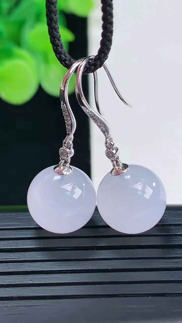 天然A货翡翠18K金紫罗兰圆珠耳坠尺寸11.8重量:7.60g4月7日
工厂直销收藏佳品,种好水足，色泽均匀，有种有色，上手高大气！