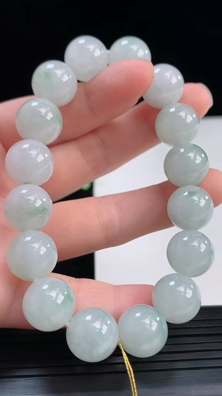 天然A货翡翠飘花圆珠手串尺寸12.1-16颗重量:52.67g4月7日
工厂直销收藏佳品,种好水足，色泽均匀，有种有色，上手高大气！
