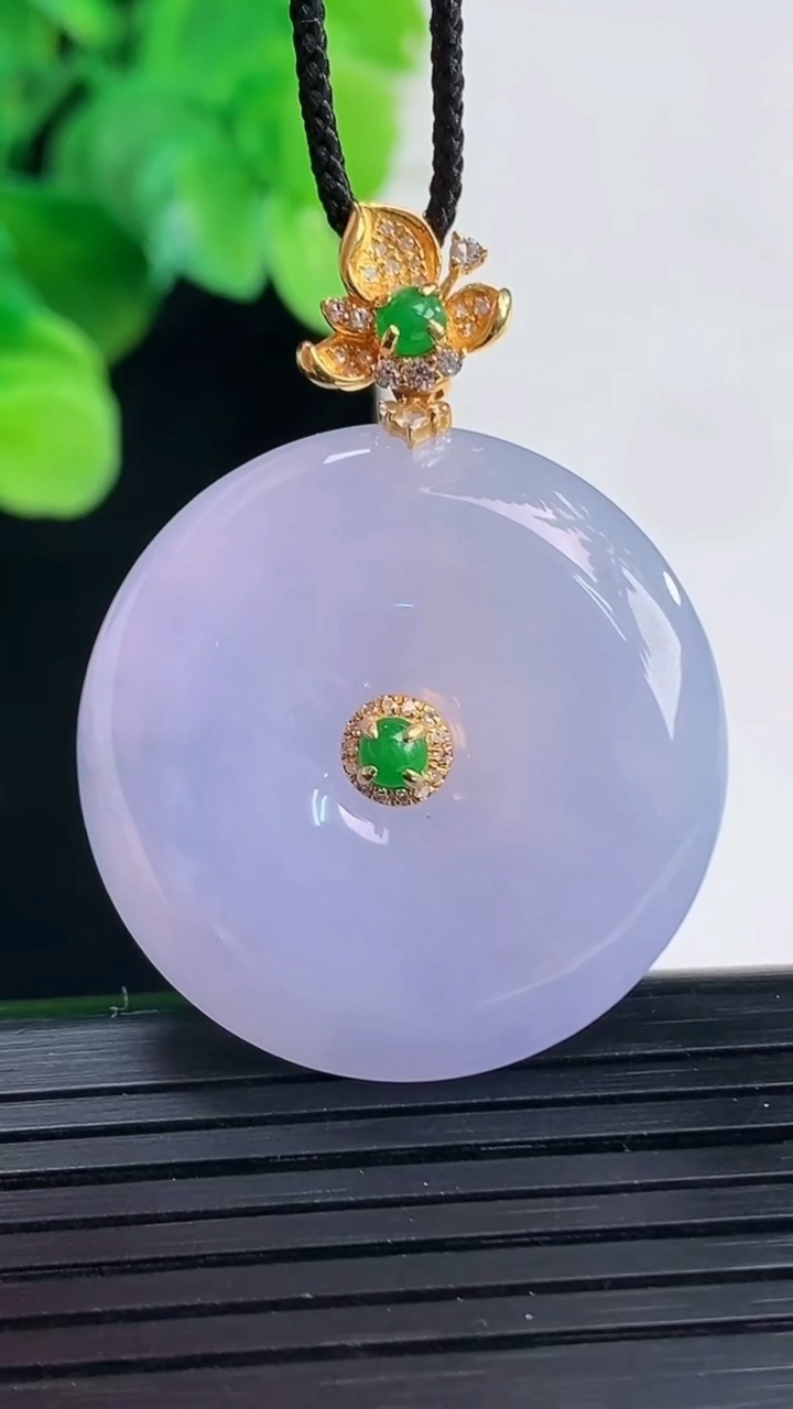 天然A货翡翠18K金紫罗兰平安扣吊坠尺寸40.4-30.6-6.7重量:14.62g
4月7日