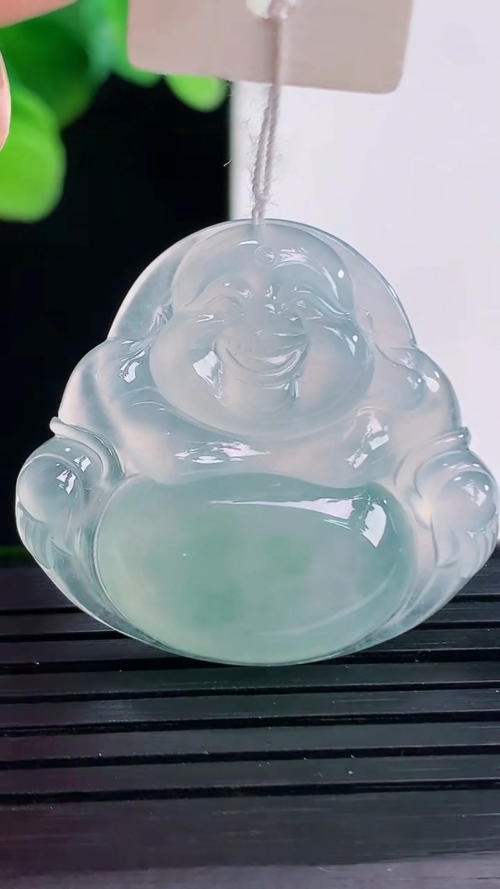 天然A货翡翠佛公吊坠尺寸30.4-32.8-5.7重量:9.29g
4月7日